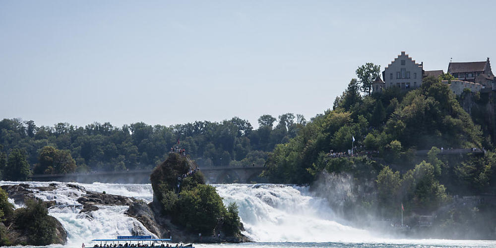 Der Kanton Schaffhausen will am Rheinfall mehr Wasserkraft nutzen. Die Diskussion im Kantonsrat verlief kontrovers und dauerte den ganzen Montagvormittag. (Archivbild)
