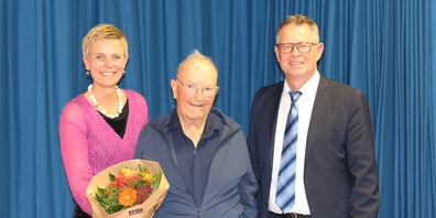 Gemeindepräsident Diego Forrer (r.) und Gemeinderätin Isabelle Kuster (l.) gratulieren dem ältesten Uzner Albert Baumgartner zum 98. Geburtstag.