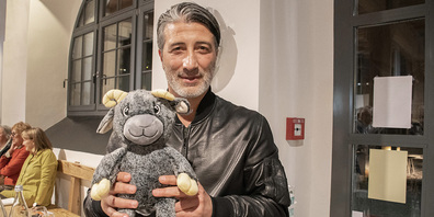 Nati-Trainer Murat Yakin mit dem Schaffhauser Böckli. Als ehemaliger Trainer des FCS erlebte er die Ära Fontana sowie die Ära Klein in der Munotstadt. 