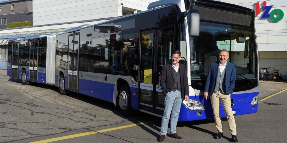 VZO-Direktor Werner Trachsel (r.) und Leiter Angebot und Markt Joe Schmid vor der neusten Generation von Hybridbussen.