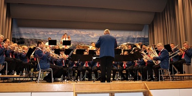  Im ersten Konzertteil spielten die Musikantinnen und Musikanten in ihren schmucken Uniformen.