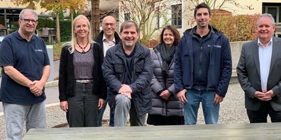 Fröhliche Runde: Gerold Zimmermann, Susanne Bergsteiner, Maurizio Ditaranto, Peter Steiner, Claudia Wüthrich, Ivo Fröhlich und Stadtpräsident Thomas Niederberger (v.l.). Auf dem Bild fehlen: Manfred Liebetegger, André Enk und Nancy Wegmann. 