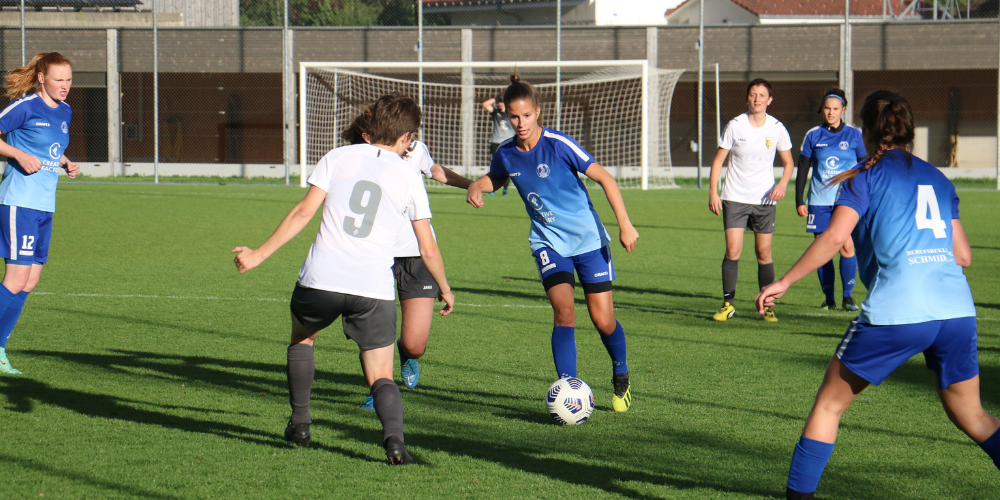Celine Wehrle behauptet den Ball