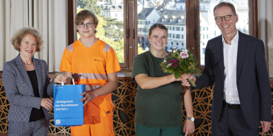 Erfolgreich ins Berufsleben starten mit einer Lehre bei der Stadt Zürich (von links): Stadtpräsidentin Corine Mauch begrüsst Nico Eichenberger, Geomatiker im ersten Lehrjahr, und Ramona Kofmel wird als Landwirtin von Finanzvorsteher Daniel Leupi, verabschiedet.