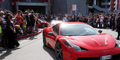 Die luxuriösen Sportwagen von Ferrari finden vor allem in den USA und in Asien reissenden Absatz und lässt die Kassen der Italiener klingeln.(Archivbild)