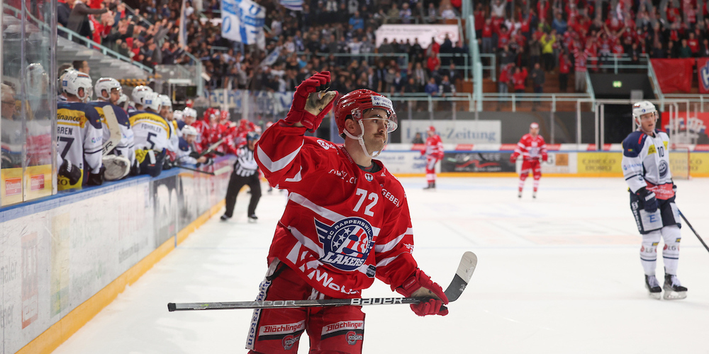 Gian-Marco Wetter jubelt nach seinem 4:1 im Spiel gegen den HC Ambri-Piotta.