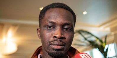 Mohamed Mbougar Sarr spricht mit Journalisten, nachdem er mit dem Prix Goncourt ausgezeichnet wurde. Foto: Bertrand Guay/AFP/dpa