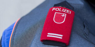 Die Schussabgabe eines Schwyzer Polizisten, bei der ein Mann verletzt wurde, ist ein Fall für die Zürcher Staatsanwaltschaft. (Symbolbild)