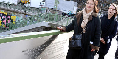Veronica Kaup-Hasler (SPÖ), Kulturstadträtin der Stadt Wien, steht zur feierlichen Eröffnung der Metallplatte auf der Schwedenbrücke in Wien. Hier ist nun ein Gedicht von Ilse Aichinger (1921-2016) zu lesen. Foto: Herbert Pfarrhofer/APA/dpa