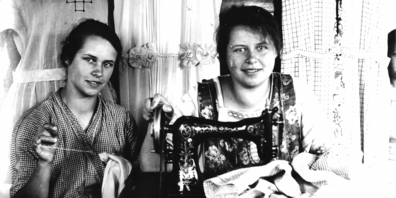 Nähatelier der Töchter Senn im Hellberger Sennhof, 1925.