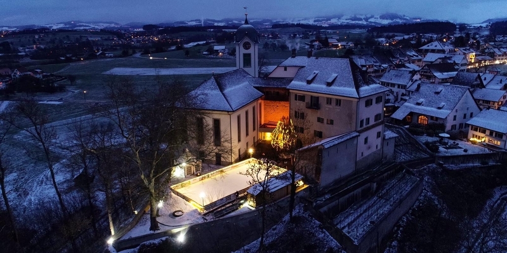 Endlich wieder Spiel und Spass auf der Schloss-Eisbahn Grüningen.