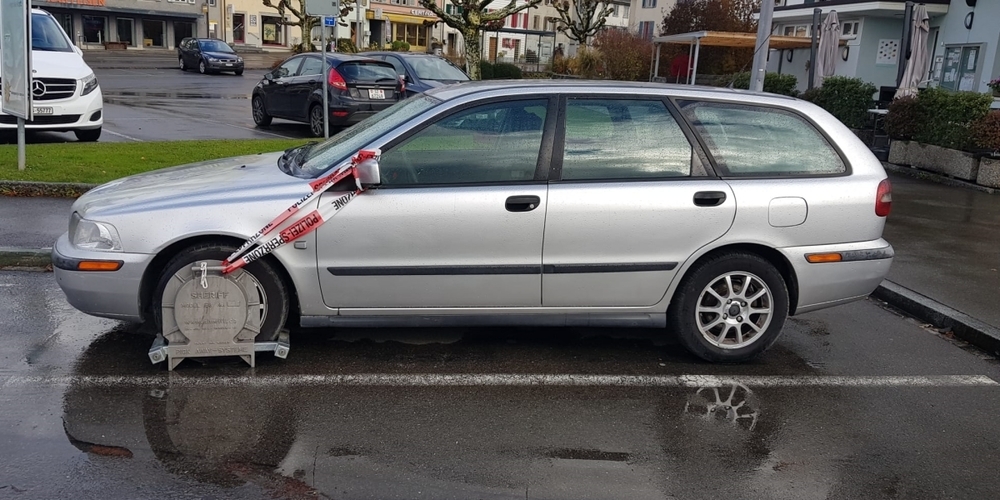 Die Gerüchte im Seedorf häufen sich: Will niemand den Abtransport des Autos berappen?