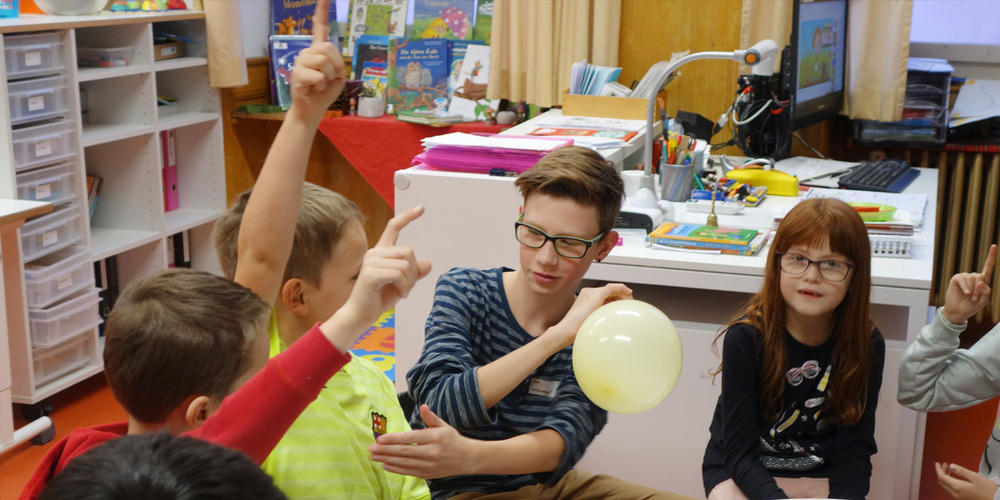 «Abenteuer Schule geben» am Zukunftstag ist ein Angebot der Pädagogischen Hochschule Graubün-den in Zusammenarbeit mit der Stadtschule Chur. Es gibt Buben die Möglichkeit, in die Rolle einer Lehr-person zu schlüpfen. 