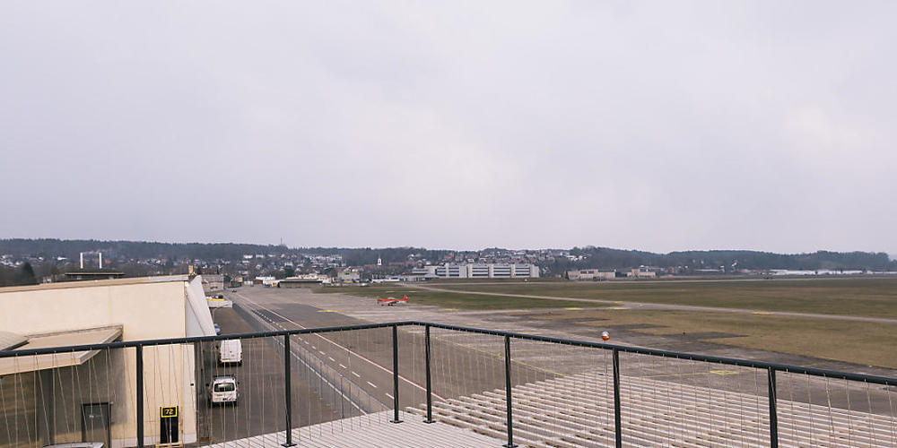 Eine Spezialkommission des Zürcher Kantonsrats wird sich als nächstes mit dem Synthesebericht zur Gebietsentwicklung des Flugplatzes Dübendorf befassen. (Archivbild)