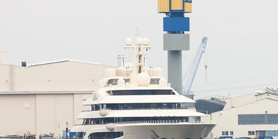 Die Luxusyacht Dilbar hat an der Kaimauer der Werft Blohm+Voss festgemacht. Foto: Christian Charisius/dpa