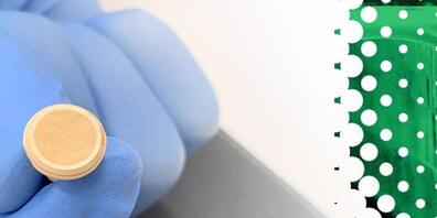 Ein Corona-Impfpflaster wurde erfolgreich an Mäusen getestet. Es zeigte eine stärkere Immunisierung als derselbe Wirkstoff injiziert. Ausserdem ist es auch ohne Kühlung lange haltbar und benötigt bei der Applikation kein ausgebildetes Personal - s...