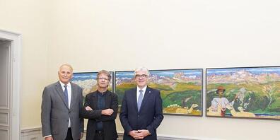 Das bedeutende Panorama des Bündner Künstlers Giovanni Giacometti gehört nun dem Bündner Kunstmuseum. Walter Reinhart, Präsident der Stiftung Bündner Kunstsammlung, Stephan Kunz, Künstlerischer Direktor des Museums und Jon Domenic Parolini, Kultur...