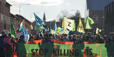 Aktivisten der Umweltschutz-Organisation Extinction Rebellion demonstrieren parallel zum Weltklimagipfel COP26. Heute werden in Glasgow zehntausende Menschen zu einer Klima-Demo erwartet. Nach einem Marsch durch die Innenstadt soll unter anderem G...