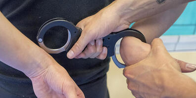 Gleich zwei Mal klickten diese Woche bei Telefonbetrügern im Kanton Zürich die Handschellen. Die Polizei verhaftete in Winterthur einen Mann und in Dübendorf eine Frau. (Symbolbild)