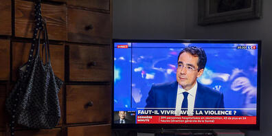 Der Ex-RTS-Starmoderator Darius Rochebin moderiert seit April wieder auf dem französischen Informationssender LCI. Seine Klage gegen "Le Temps" hat er nach einer Einigung zurückgezogen.