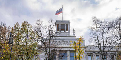 Eine russische Fahne weht auf der russischen Botschaft in Berlin. Foto: Kay Nietfeld/dpa