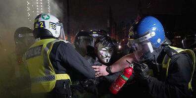 Die Polizei stößt im Zuge des Million Mask March auf dem Parliament Square mit Demonstrierenden zusammen. Foto: Yui Mok/PA Wire/dpa