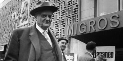 Migros-Gründer Gottlieb Duttweiler (1888-1962) vor einem seiner Läden in Zürich Oerlikon im Jahr 1960.