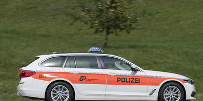 Auf der Oberland-Autobahn A15 von Zürich Richtung Rapperswil ist es am frühen Samstagmorgen zu einer Kollision von drei Fahrzeugen gekommen. Es gab vier verletzte Personen. (Symbolbild)