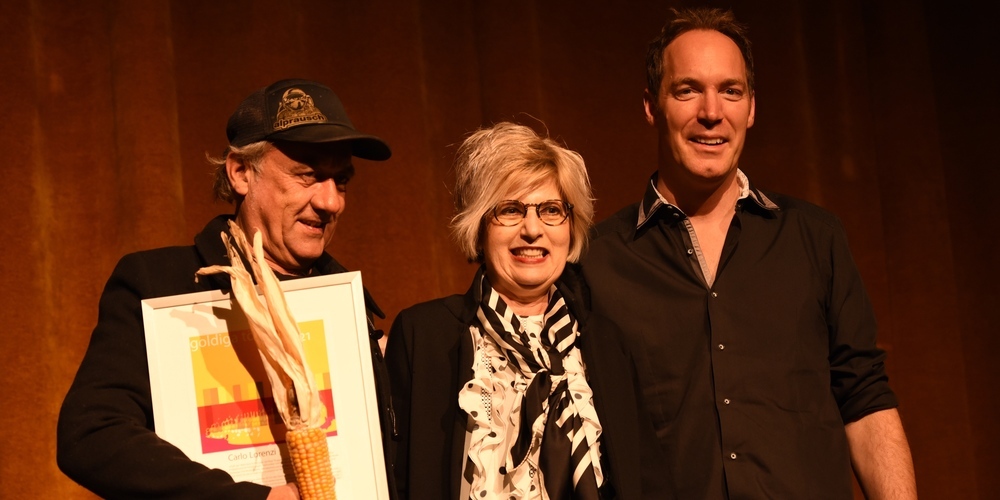 «Ich bin doch nur ein Schlagzeuger» Carlo Lorenzi (li.) mit der Präsidentin der Rheintaler Kulturstiftung Christa Köppel und Laudator Marco Jenny