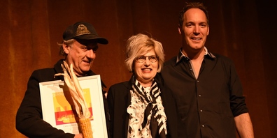 «Ich bin doch nur ein Schlagzeuger» Carlo Lorenzi (li.) mit der Präsidentin der Rheintaler Kulturstiftung Christa Köppel und Laudator Marco Jenny