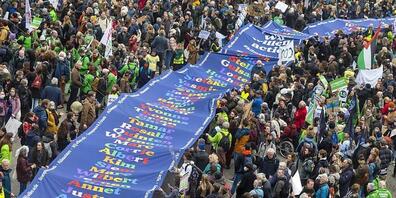Tausende Menschen demonstrierten in Amsterdam für mehr Klimaschutz. Die Organisatoren sprachen von 40.000 Teilnehmern. Foto: Evert Elzinga/ANP/dpa