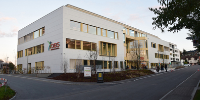 Das moderne Gebäude der OBS im Erlenmoos Wollerau umfasst 58 unterschiedlichste Schulzimmer für maximal 540 Studierende.