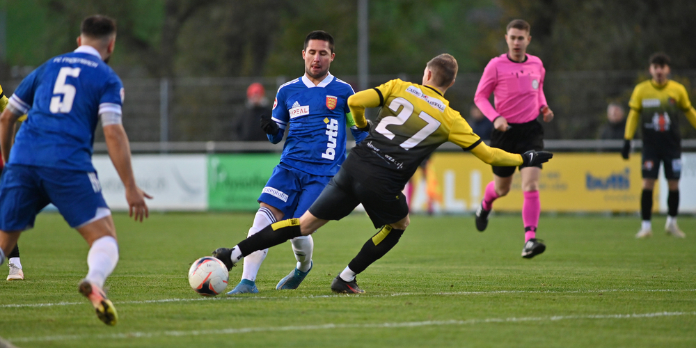 Mirco Döttling (links) vom FC Freienbach setzt sich gegen Maximilian Göppel durch.