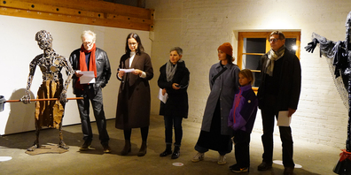 Besucherinnen und Besucher an der Vernissage der Kunst-Stafette. Kunst heisst immer, Raum für Eigeninterpretationen zuzulassen.