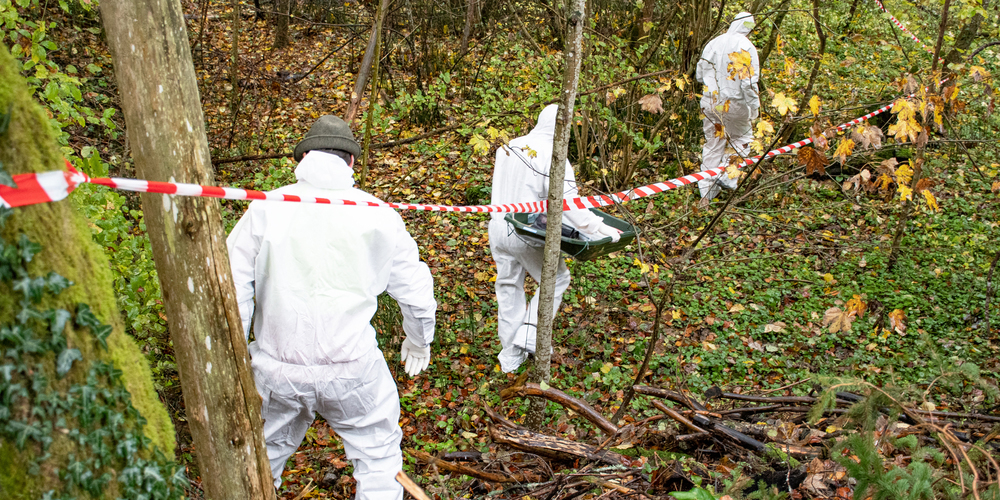Der Suchtrupp markiert den Fundort für das Bergungsteam (im Bild).