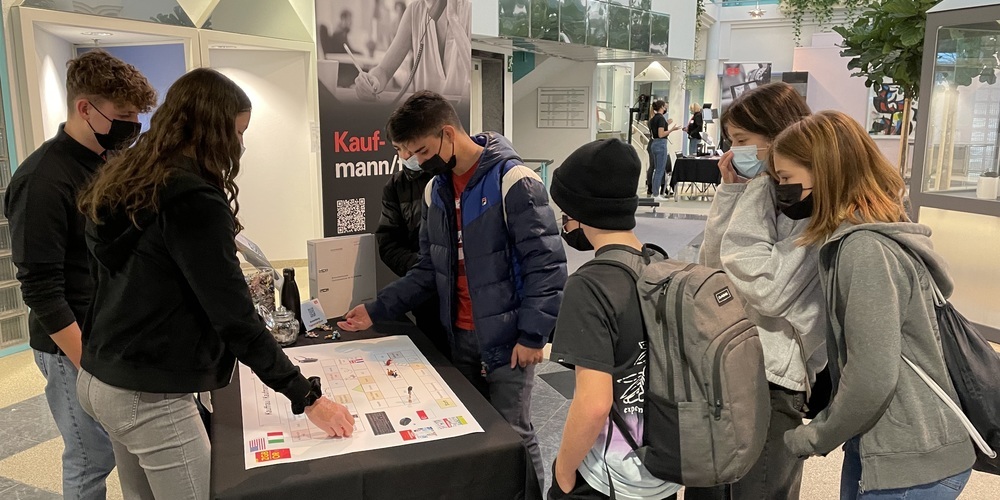 Staunend und hochinteressiert besichtigten über 220 Schülerinnen und Schüler ihren möglichen künftigen Arbeitsplatz