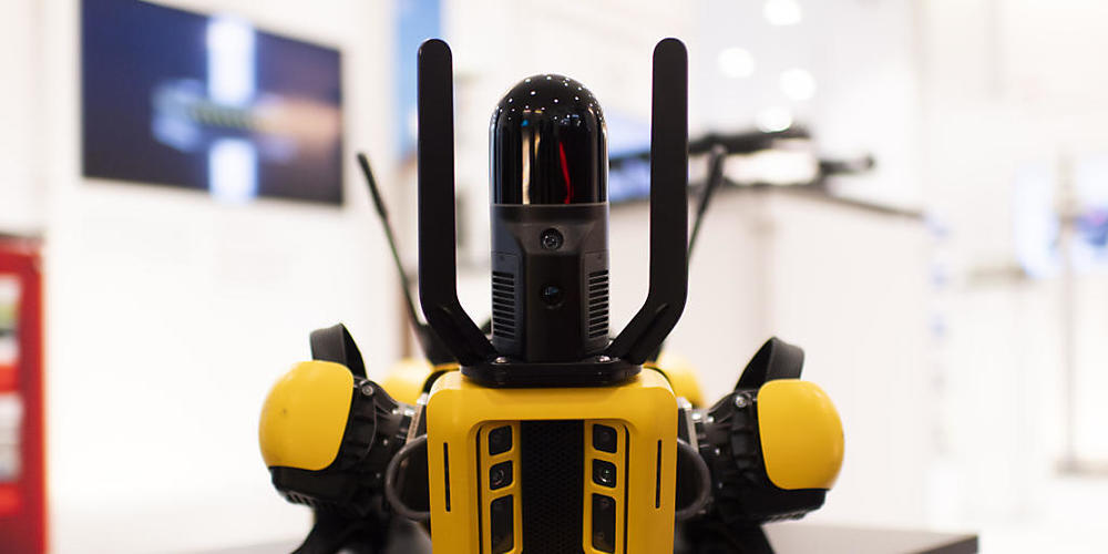 Ein Roboter von Boston Dynamics mit Vermessungstechnik der Firma Leica Geosystems.