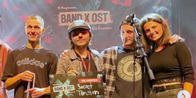 Die Band «Secret Tension» ist im Finale vom «bandXost» Contest: (v.l.n.r.) Dominique Ackermann, Silas Lügstenmann, Dani Duschletta und Vanessa Rest.