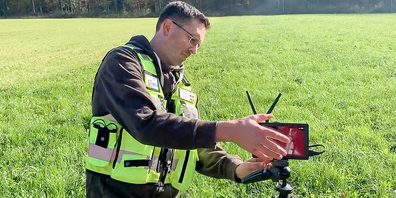 25 Kitze gerettet: Livio Som von Rehkitzrettung Linthgebiet mit einem Teil seines Equipment