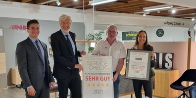 Im Bild v.l. Pablo C. Gräfrath (Prokurist bei Service-Check), Uwe Gräfrath (Geschäftsführer bei Service-Check), Markus Gadola (Geschäftsführer Möbel Schnetzer AG) und Chantal Jost (Marketing Möbel Schnetzer AG).