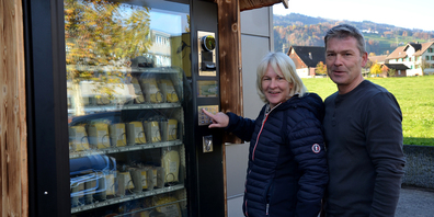 Alles Käse oder was? Edith und Erich Keller erklären, dass dem Kunden bei Kartenzahlung immer 40 Franken abgezogen, wenig später aber wieder rückvergütet werden.
