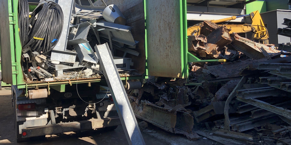 Beim Öffnen der Flügeltüren löste sich ein Stahlträger und verletzte einen Arbeiter am Kopf.