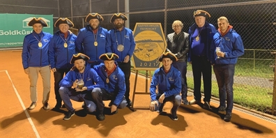 Auf dem Tennisplatz Rapperswil enthüllte eine kleine Fasnächtlergruppe Motto und Plakette.