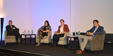 Sie referierten und diskutierten zu den Folgen von Corona für unsere Gesellschaft: (v. l.) Guy Bodenmann, Corinne Hansen, Gesprächsleiterin Flurina Valsecchi und Ueli Mäder.