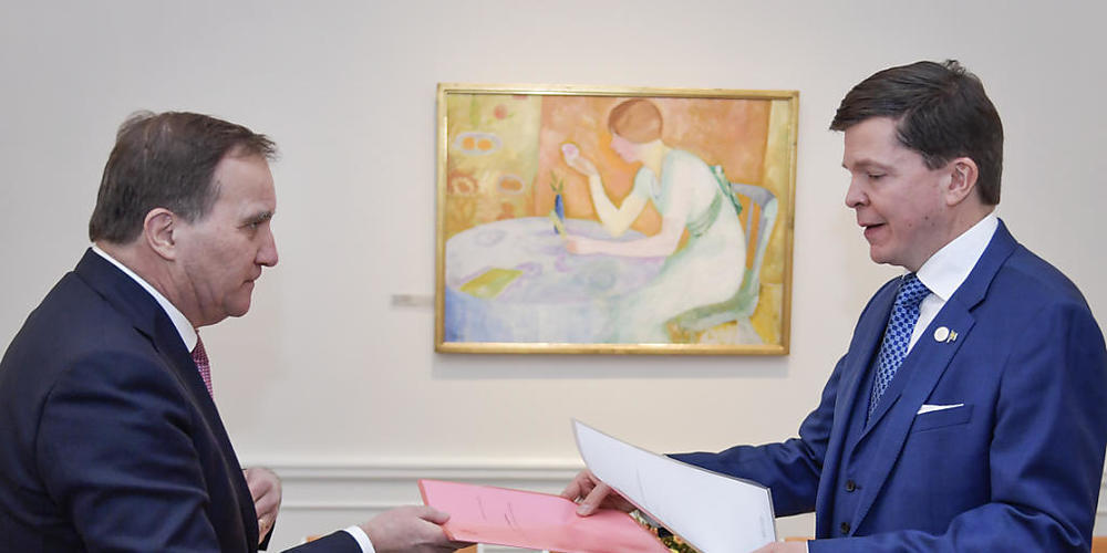 Der schwedische Ministerpräsident Stefan Lofven (l) übergibt seinen Rücktritt an den Parlamentspräsidenten Andreas Norlén. Foto: Anders Wiklund/TT NEWS AGENCY/AP/dpa