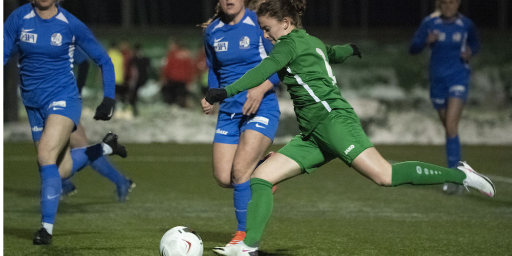 Ylenia Caputo behauptet den Ball