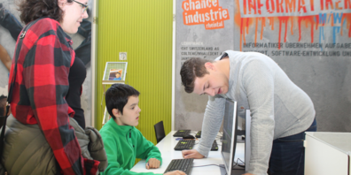 Jugendliche und Eltern lernen am Berufsevent zahlreiche Berufe und Firmen kennen.