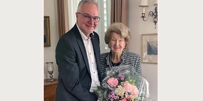 Gemeindepräsident Elmar Metzger gratuliert Gertrud Grob zum 102.  Geburtstag.