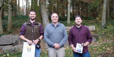 v.l.n.r. Titus Vogel, Alain Chervet (Präsident Forstrevierkommission), Alex Singeisen.