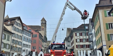 Über den Dächern: Vom Feuerwehrkran aus werden die Lichterketten aufgehängt.